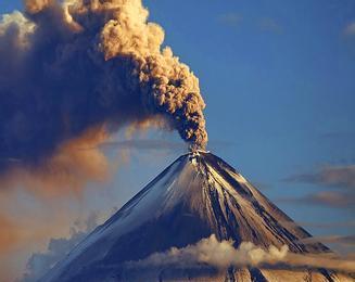 火山爆发是如何形成的(地壳深处的岩浆在压力作用下冲出地面形成了地震)